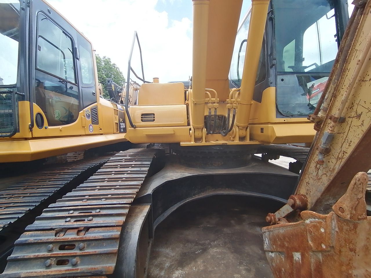 2022 Komatsu PC300-7 crawler excavator rear view 2022 Komatsu PC300-7 crawler excavator rear view