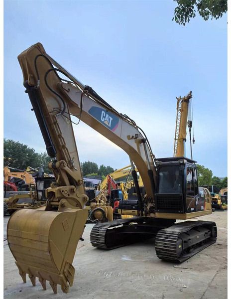 Excavator pe senile 2023 Caterpillar 320D2, vedere fata trei sferturi