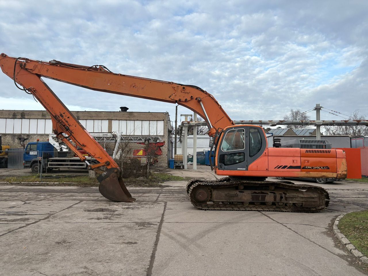2006 Doosan DX340LC crawler excavator, side view 2006 Doosan DX340LC crawler excavator, side view