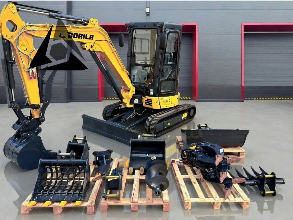Gorila G40S I PRO CAB mini excavator with attachments Gorila G40S I PRO CAB mini excavator with attachments