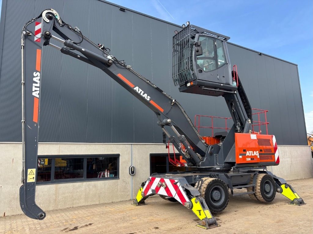 2020 Atlas 250MH material handler, side view 2020 Atlas 250MH material handler, side view