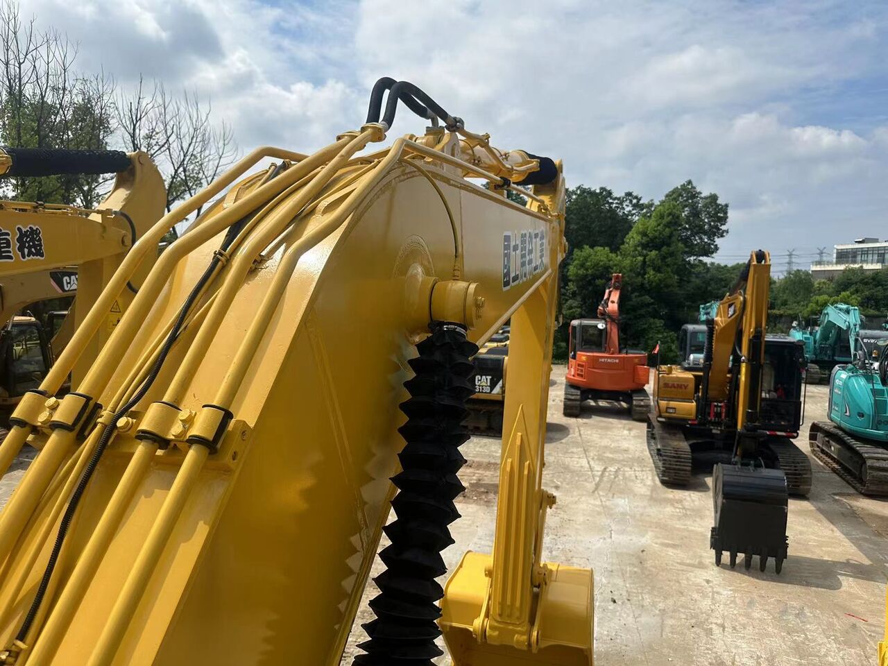 Widok wysięgnika koparki gąsienicowej Komatsu PC220-8 z 2024 r.