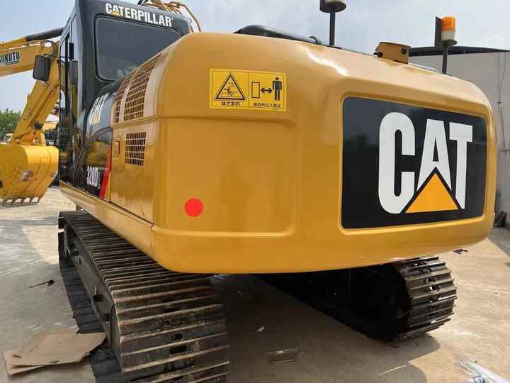 2016 Caterpillar 320D2 гусеничний екскаватор, задній тричвертний вид 2016 Caterpillar 320D2 гусеничний екскаватор, задній тричвертний вид