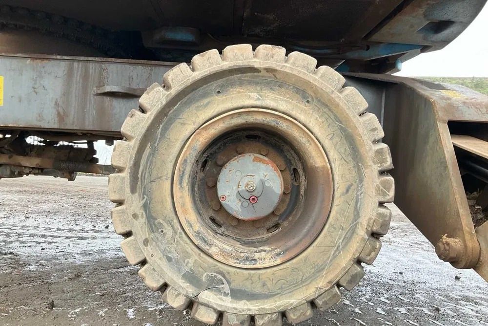 2015 Fuchs MHL350 material handler wheel detail 2015 Fuchs MHL350 material handler wheel detail