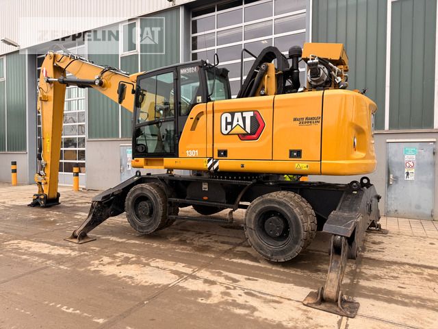 2020 Caterpillar MH3024-06C material handler, side view