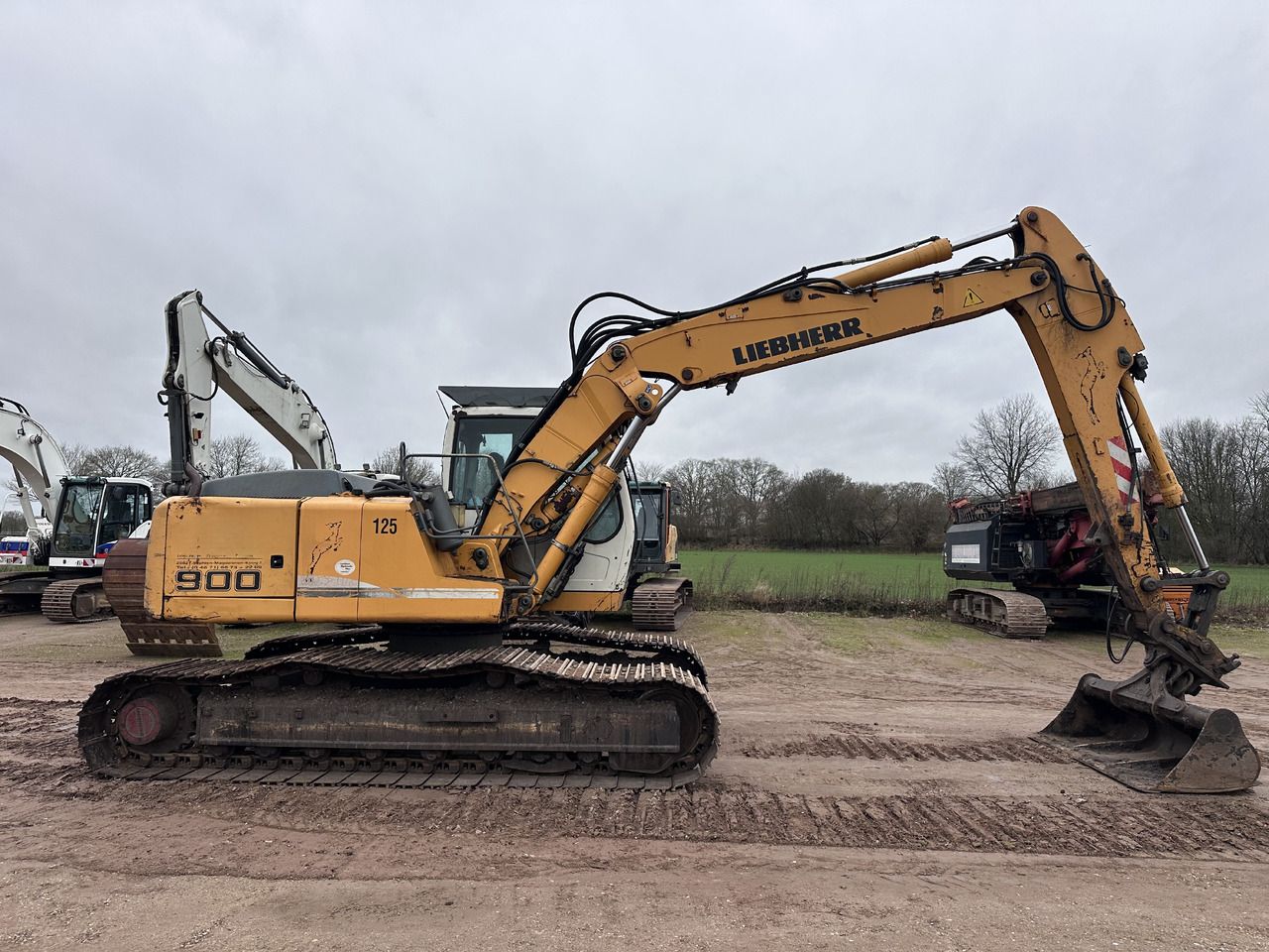2011 Liebherr R900C crawler excavator, side view 2011 Liebherr R900C crawler excavator, side view