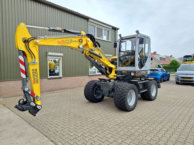 2015 Wacker Neuson 6503-2 wheel excavator, side view 2015 Wacker Neuson 6503-2 wheel excavator, side view
