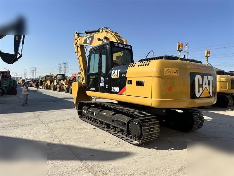 Koparka gąsienicowa Caterpillar 320D 2022, widok z tyłu pod kątem