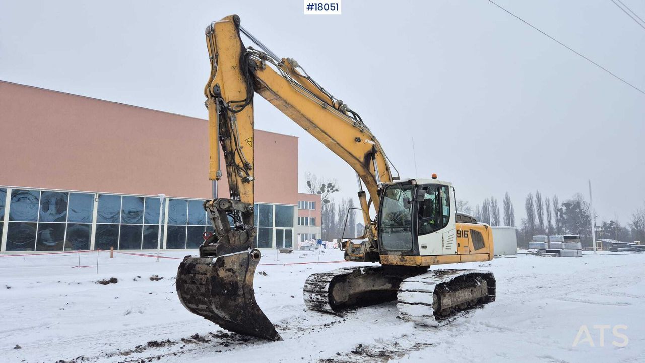 2011 Liebherr R916 LC LITRONIC crawler excavator, front three-quarter view 2011 Liebherr R916 LC LITRONIC crawler excavator, front three-quarter view