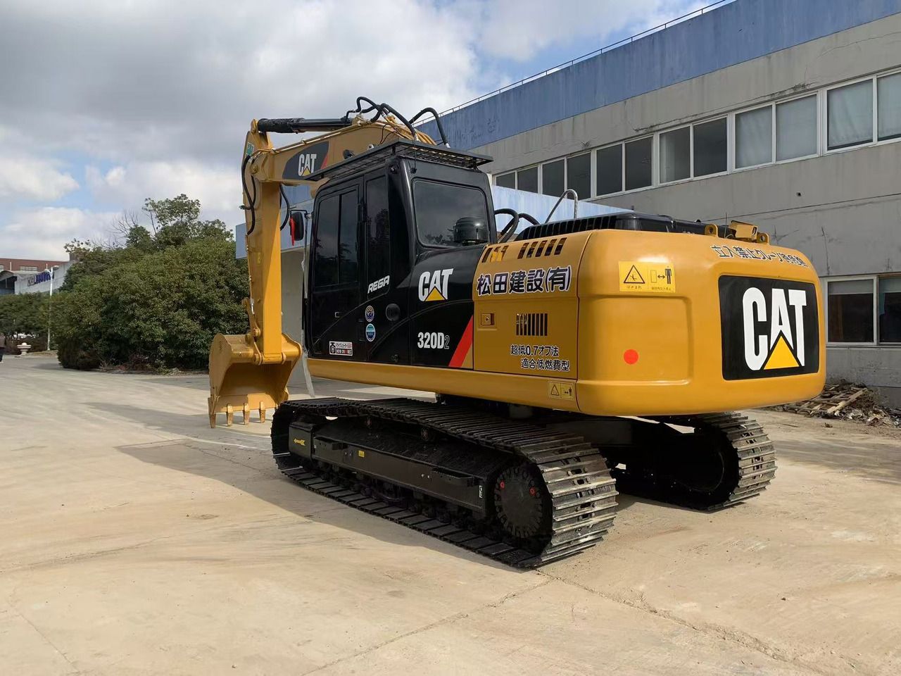 Pelle sur chenilles Caterpillar 320D2 2023, vue arrière trois-quarts Pelle sur chenilles Caterpillar 320D2 2023, vue arrière trois-quarts