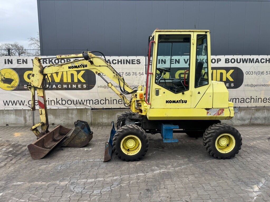 1992 Komatsu PC30 wheel excavator side view 1992 Komatsu PC30 wheel excavator side view