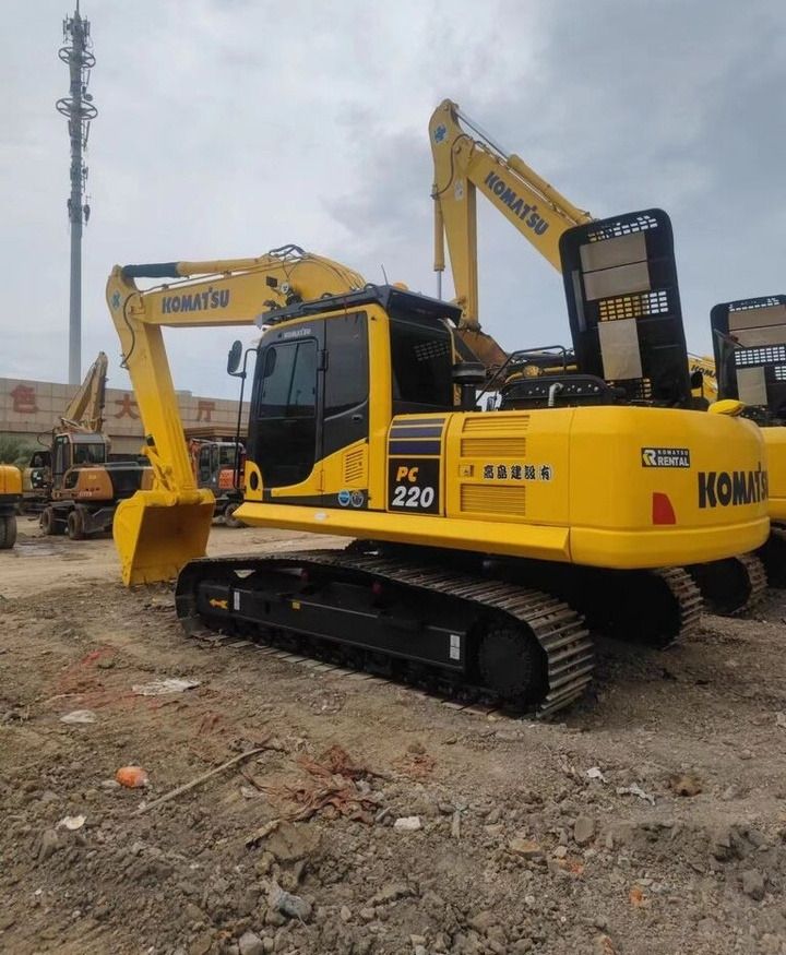 Escavatore cingolato Komatsu PC220-8 del 2020, vista posteriore a tre quarti Escavatore cingolato Komatsu PC220-8 del 2020, vista posteriore a tre quarti