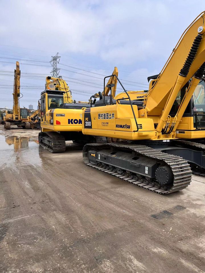 Pelle sur chenilles Komatsu PC200-8 2024, vue arrière trois-quarts Pelle sur chenilles Komatsu PC200-8 2024, vue arrière trois-quarts