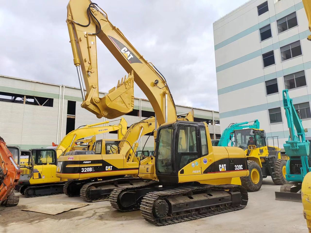 2018 Caterpillar 320C crawler excavator, side view