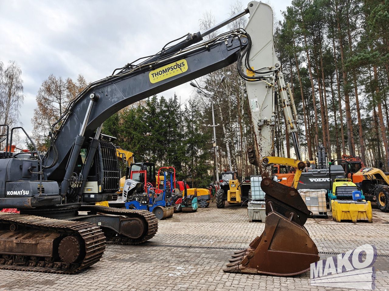 2015 Komatsu PC290LC-10 crawler excavator, side view 2015 Komatsu PC290LC-10 crawler excavator, side view