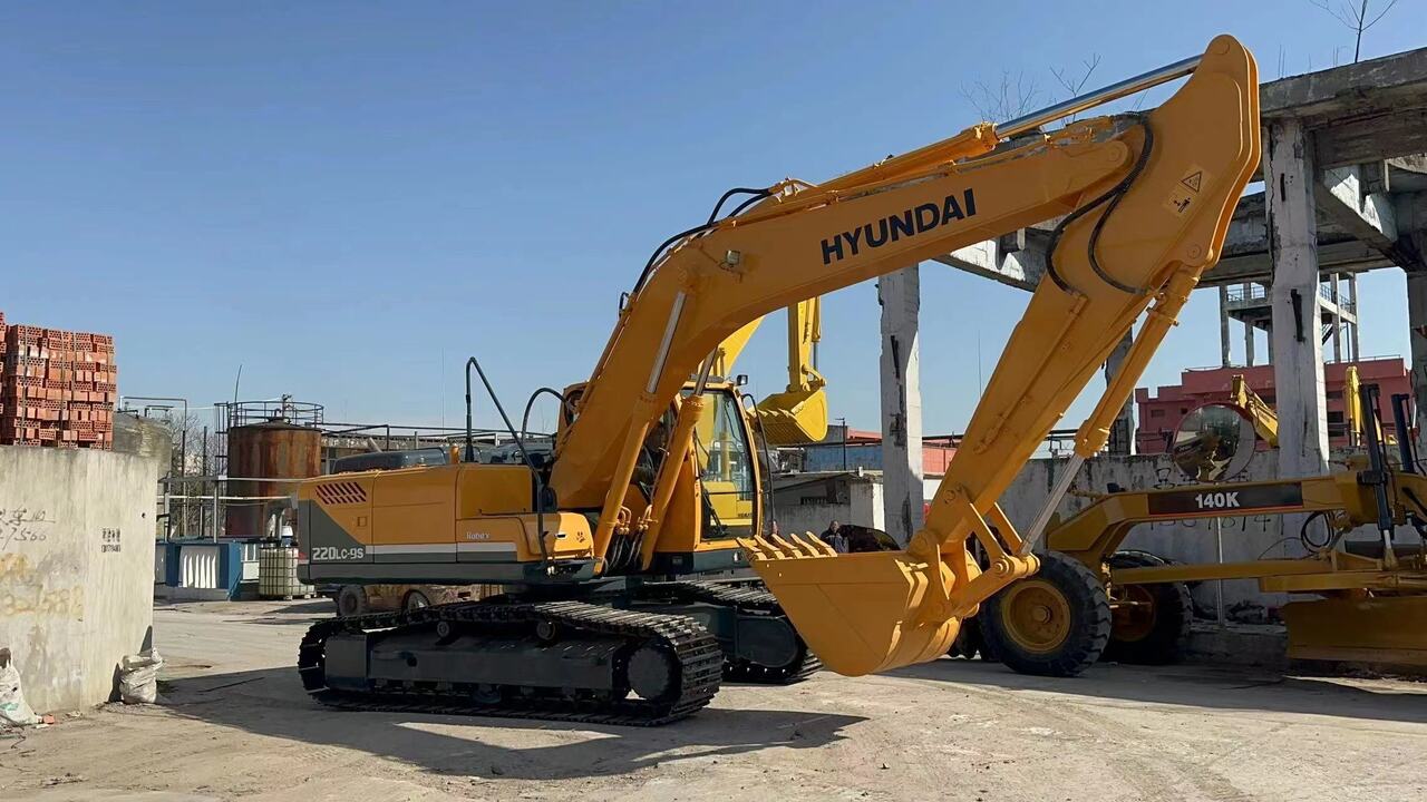 2015 Hyundai R220LC-9S crawler excavator, side profile view 2015 Hyundai R220LC-9S crawler excavator, side profile view