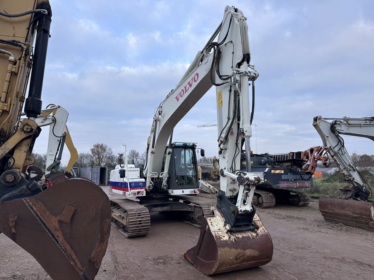 2013 Volvo EC220DL crawler excavator, front three-quarter view 2013 Volvo EC220DL crawler excavator, front three-quarter view