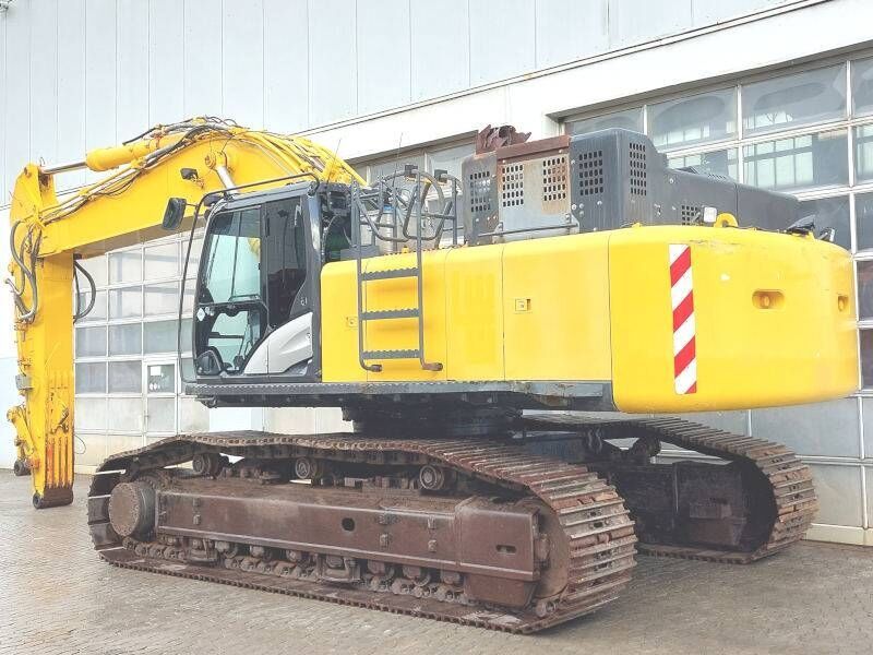 2016 Hitachi ZX490LCH-6 crawler excavator, side view 2016 Hitachi ZX490LCH-6 crawler excavator, side view