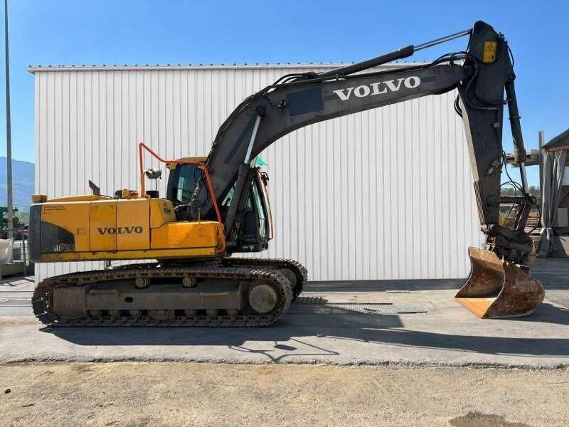 2011 Volvo EC160CL crawler excavator, side view