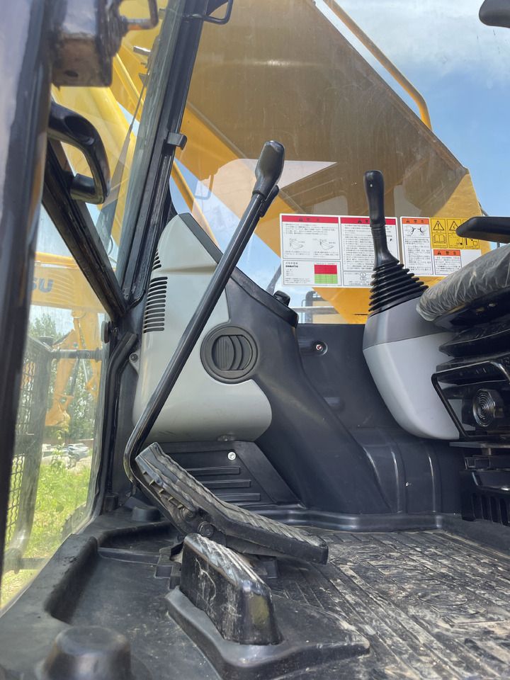 Vista interna dell'escavatore cingolato Komatsu PC220-8 del 2023
