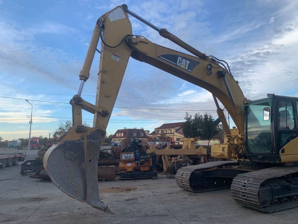 2005 Caterpillar 322C LME crawler excavator side view 2005 Caterpillar 322C LME crawler excavator side view