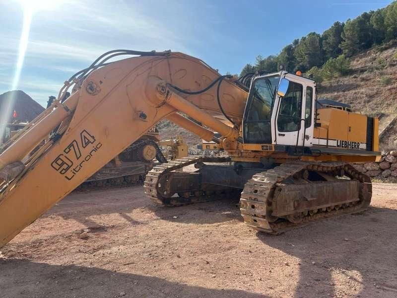 2002 Liebherr R974B Litronic crawler excavator, side view 2002 Liebherr R974B Litronic crawler excavator, side view