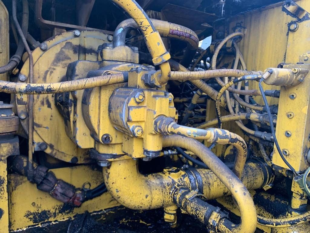 1998 Komatsu PC180LC-6K crawler excavator hydraulic pump detail