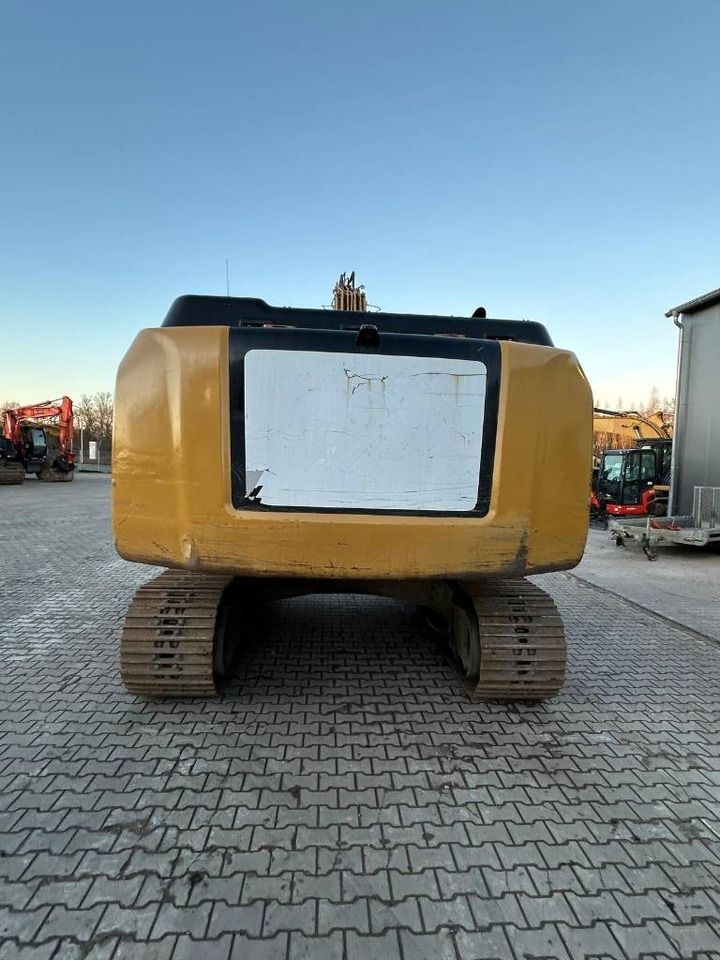 2012 Caterpillar 324E crawler excavator, rear view 2012 Caterpillar 324E crawler excavator, rear view