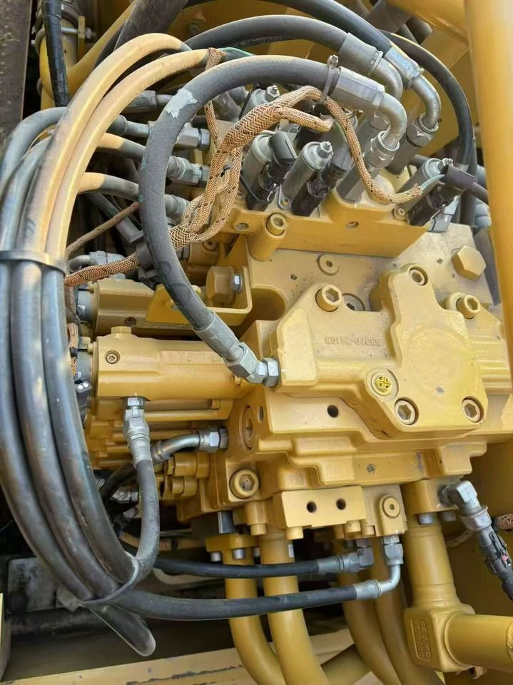 2022 Caterpillar 395 crawler excavator hydraulic control valve view 2022 Caterpillar 395 crawler excavator hydraulic control valve view