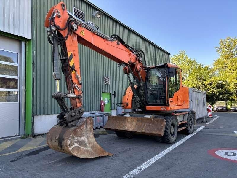 2014 Liebherr A918 wheel excavator, side profile view 2014 Liebherr A918 wheel excavator, side profile view