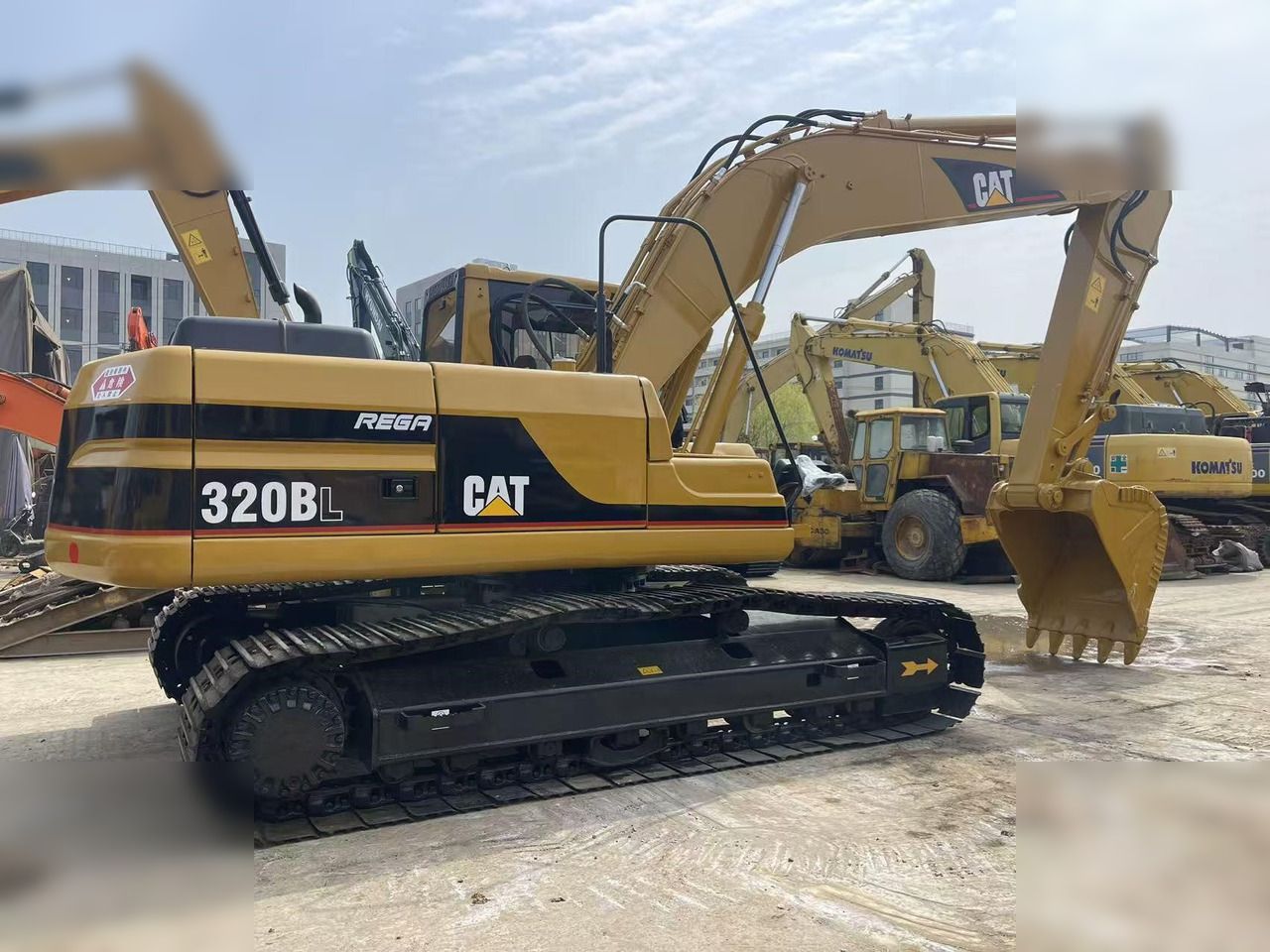 2000 Caterpillar 320BL crawler excavator, side view