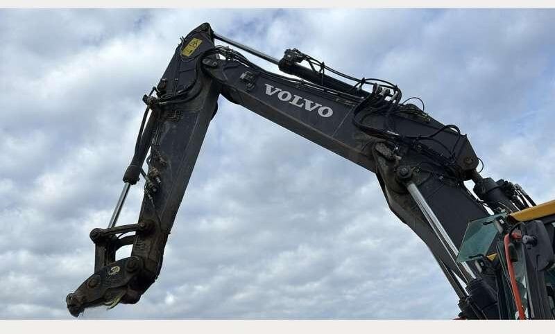 2019 Volvo ECR235EL crawler excavator boom and arm detail 2019 Volvo ECR235EL crawler excavator boom and arm detail