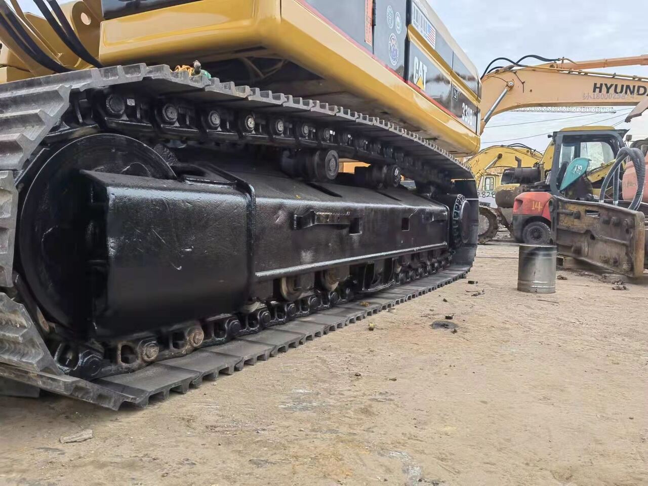 2006 Caterpillar 330BL crawler excavator undercarriage view 2006 Caterpillar 330BL crawler excavator undercarriage view