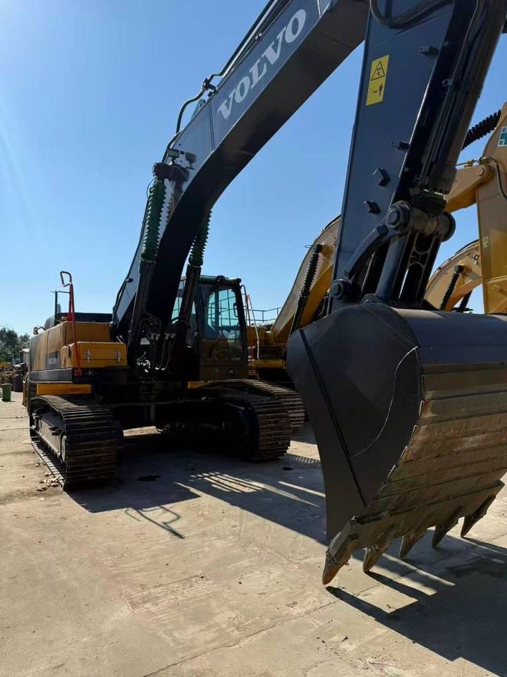 2025 Volvo EC480 crawler excavator, front three-quarter view