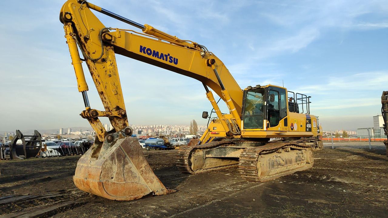 2022 Komatsu PC450 LC crawler excavator, side view 2022 Komatsu PC450 LC crawler excavator, side view