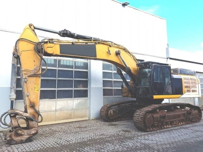 2016 Caterpillar 352F crawler excavator, side profile view 2016 Caterpillar 352F crawler excavator, side profile view