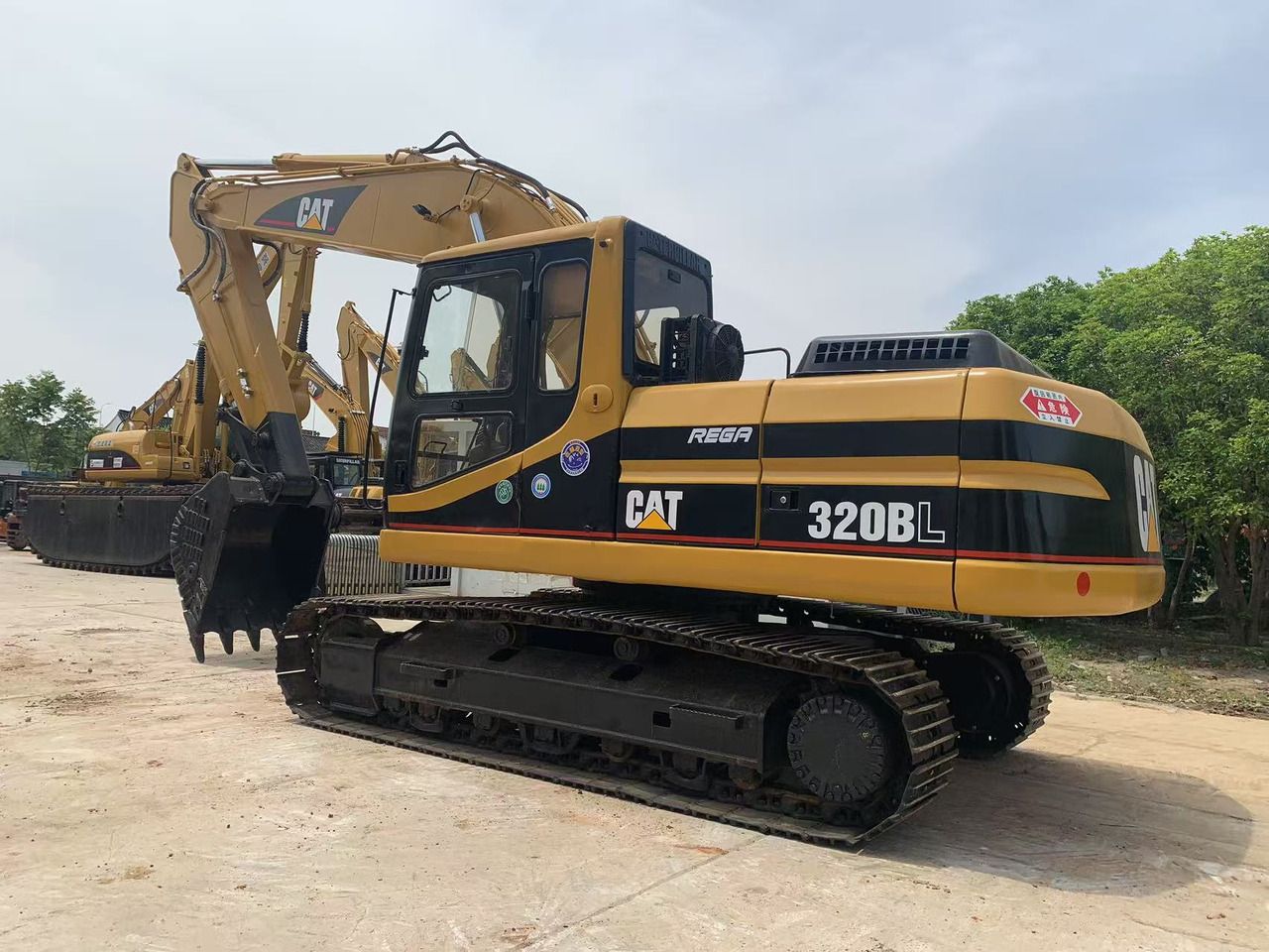 2015 Caterpillar 320BL crawler excavator, side view 2015 Caterpillar 320BL crawler excavator, side view