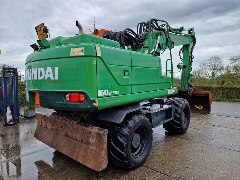 2015 Hyundai R160W-9A wheel excavator, rear three-quarter view 2015 Hyundai R160W-9A wheel excavator, rear three-quarter view