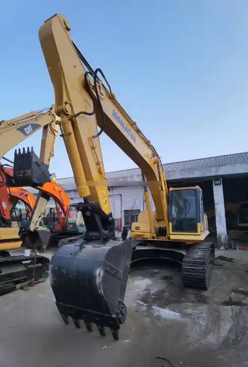 Koparka gąsienicowa 2018 Komatsu PC200-8, widok z przodu pod kątem Koparka gąsienicowa 2018 Komatsu PC200-8, widok z przodu pod kątem