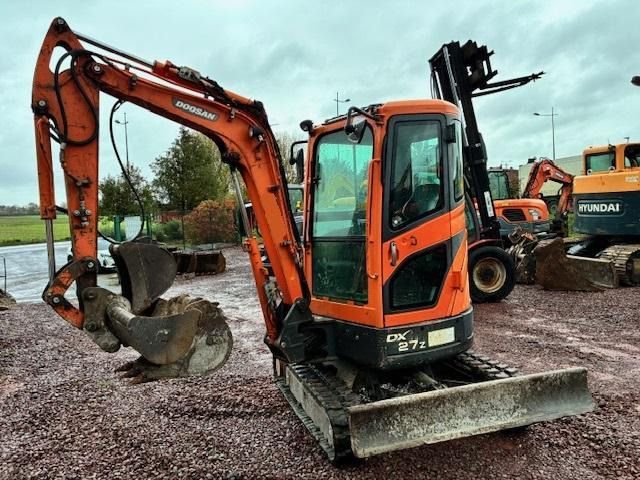 2013 Doosan DX27Z mini excavator, front three-quarter view 2013 Doosan DX27Z mini excavator, front three-quarter view
