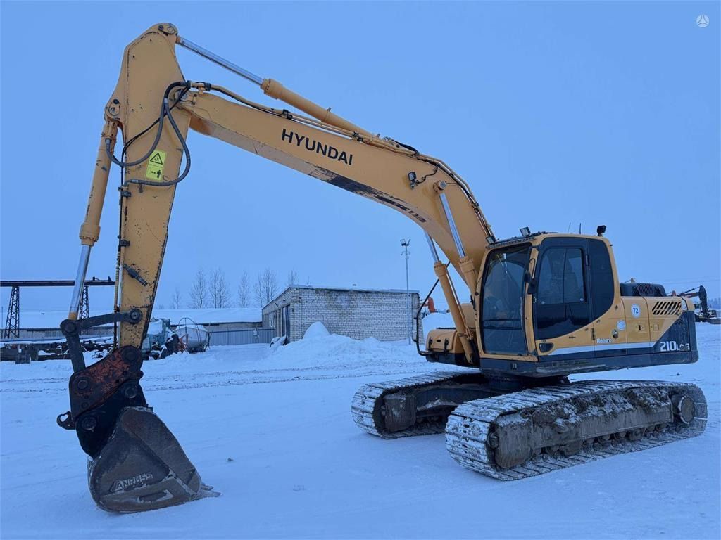 2011 Hyundai R210LC-9 crawler excavator, side view 2011 Hyundai R210LC-9 crawler excavator, side view