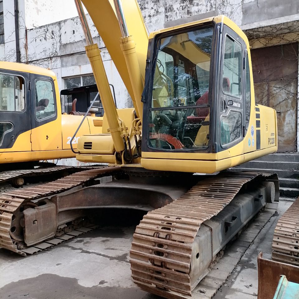 2016 Komatsu PC220 excavator, front three-quarter view
