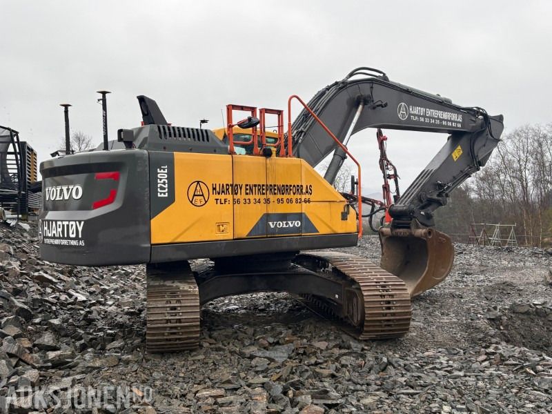 2015 Volvo EC250EL crawler excavator, rear three-quarter view