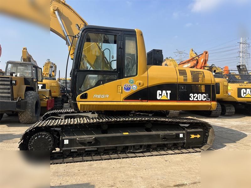 Pelle sur chenilles Caterpillar 320CL de 2003, vue de profil Pelle sur chenilles Caterpillar 320CL de 2003, vue de profil