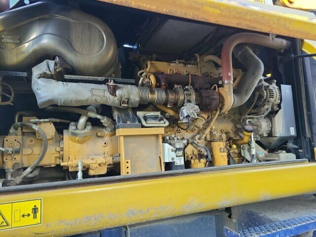 2018 Caterpillar M322F wheel excavator engine compartment view 2018 Caterpillar M322F wheel excavator engine compartment view