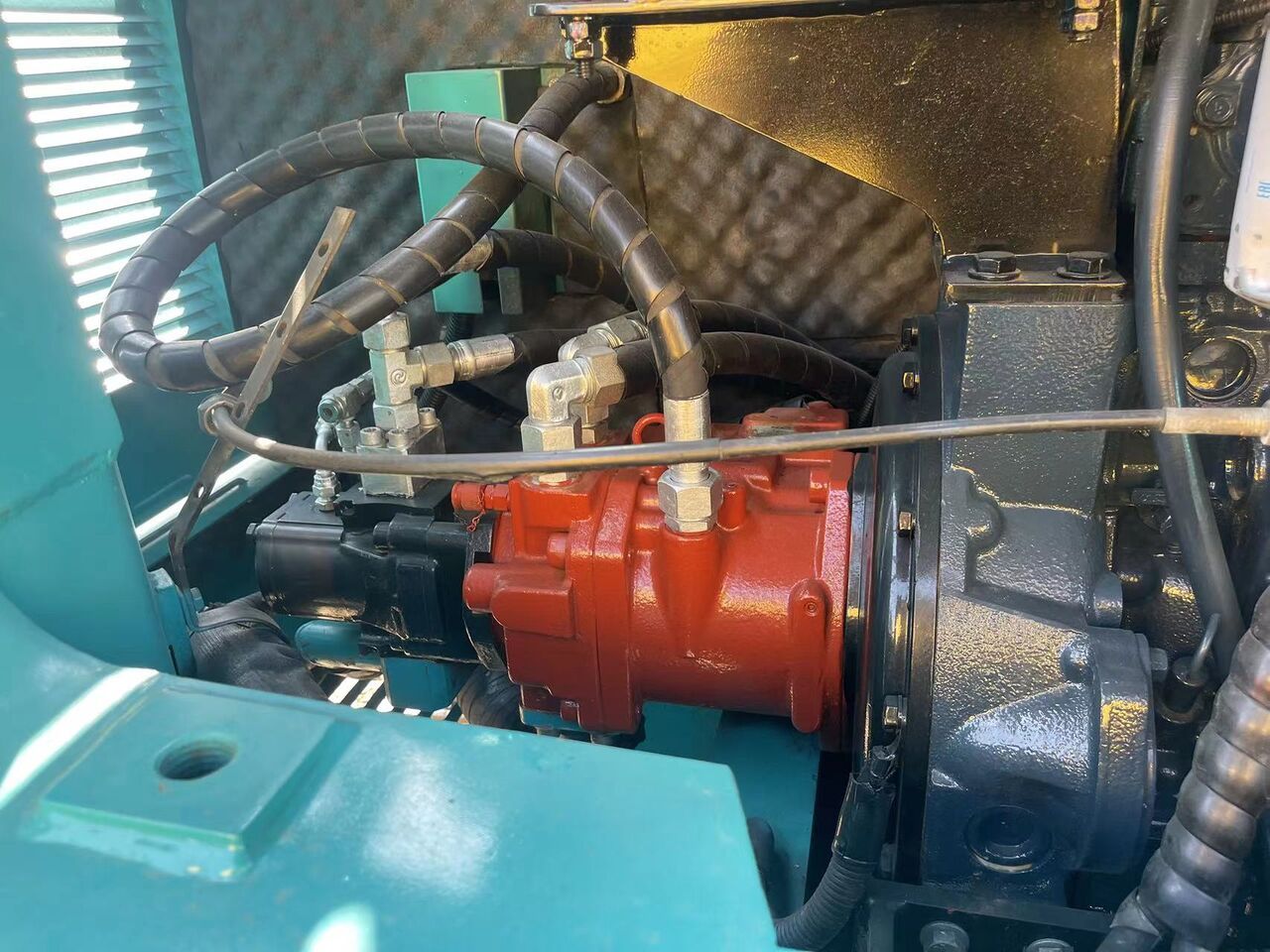 2023 Sunward SWE90 crawler excavator engine compartment view 2023 Sunward SWE90 crawler excavator engine compartment view