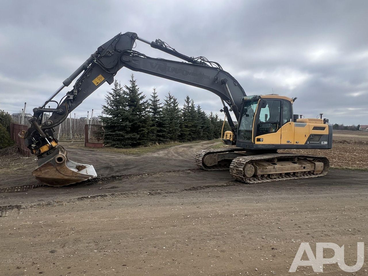 2013 Volvo EC220DL crawler excavator, side profile view 2013 Volvo EC220DL crawler excavator, side profile view