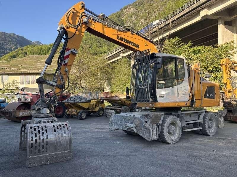 2019 Liebherr LH22 material handler, side view 2019 Liebherr LH22 material handler, side view