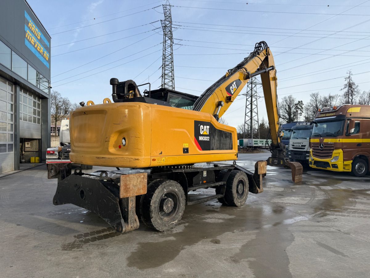 2016 Caterpillar MH3022 wheel excavator rear three-quarter view 2016 Caterpillar MH3022 wheel excavator rear three-quarter view
