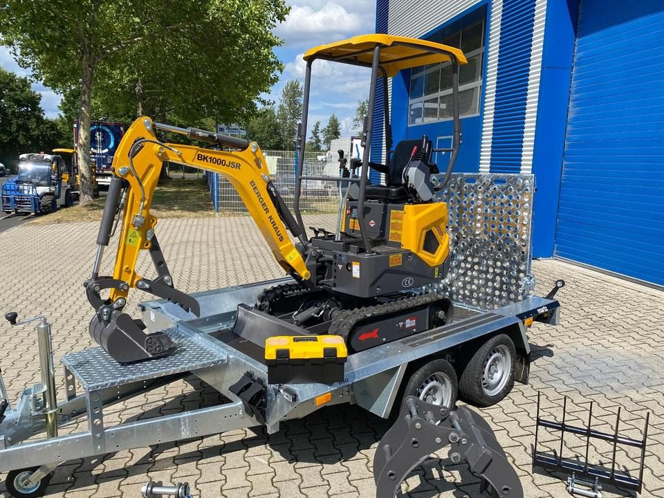 Berger Kraus BK1000JSR mini excavator on a trailer, side view Berger Kraus BK1000JSR mini excavator on a trailer, side view